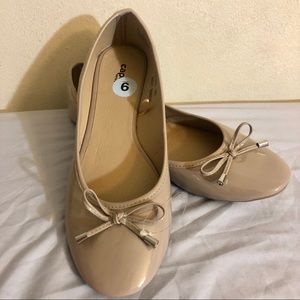NEW/ Never Worn Cute Simple Taupe Flats with a Bow